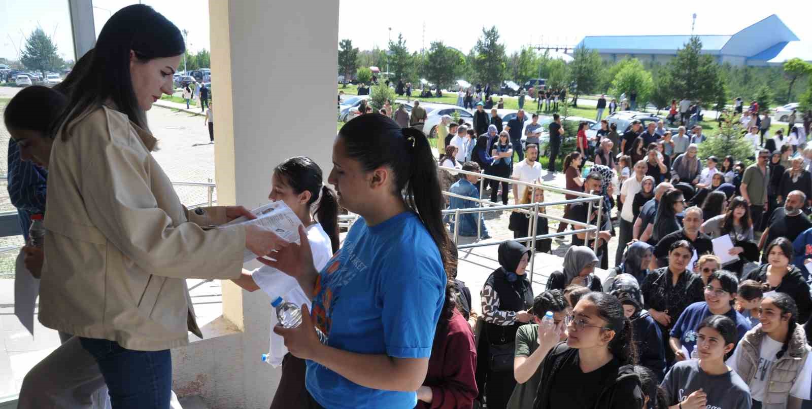 Kars’ta YKS heyecanı: Binlerce aday üniversite hayali için sınav merkezlerine akın etti 5 karsta yks heyecani binlerce aday universite hayali icin sinav merkezlerine akin etti 1 MRVC1J6P