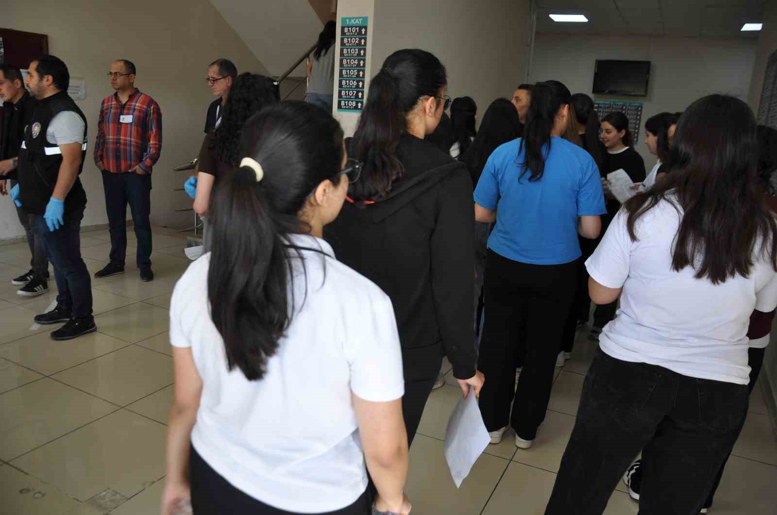 Kars’ta YKS heyecanı: Binlerce aday üniversite hayali için sınav merkezlerine akın etti 6 karsta yks heyecani binlerce aday universite hayali icin sinav merkezlerine akin etti 2 OU7CaEdz