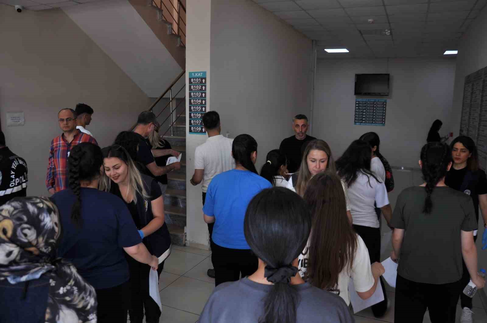 Kars’ta YKS heyecanı: Binlerce aday üniversite hayali için sınav merkezlerine akın etti 7 karsta yks heyecani binlerce aday universite hayali icin sinav merkezlerine akin etti 3 T5Ojksv9