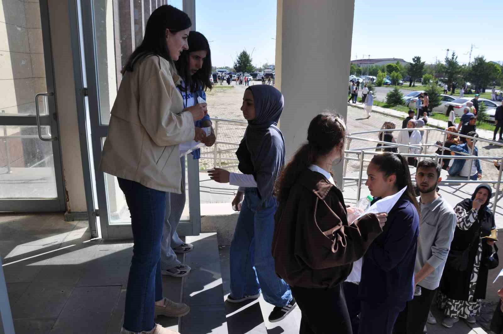 Kars’ta YKS heyecanı: Binlerce aday üniversite hayali için sınav merkezlerine akın etti 8 karsta yks heyecani binlerce aday universite hayali icin sinav merkezlerine akin etti 4 5Tg9sqRU