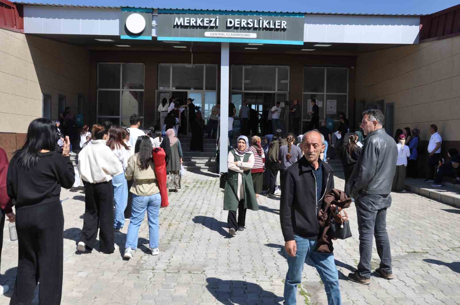 Kars’ta YKS heyecanı: Binlerce aday üniversite hayali için sınav merkezlerine akın etti 9 karsta yks heyecani binlerce aday universite hayali icin sinav merkezlerine akin etti 5 JiTnYh67