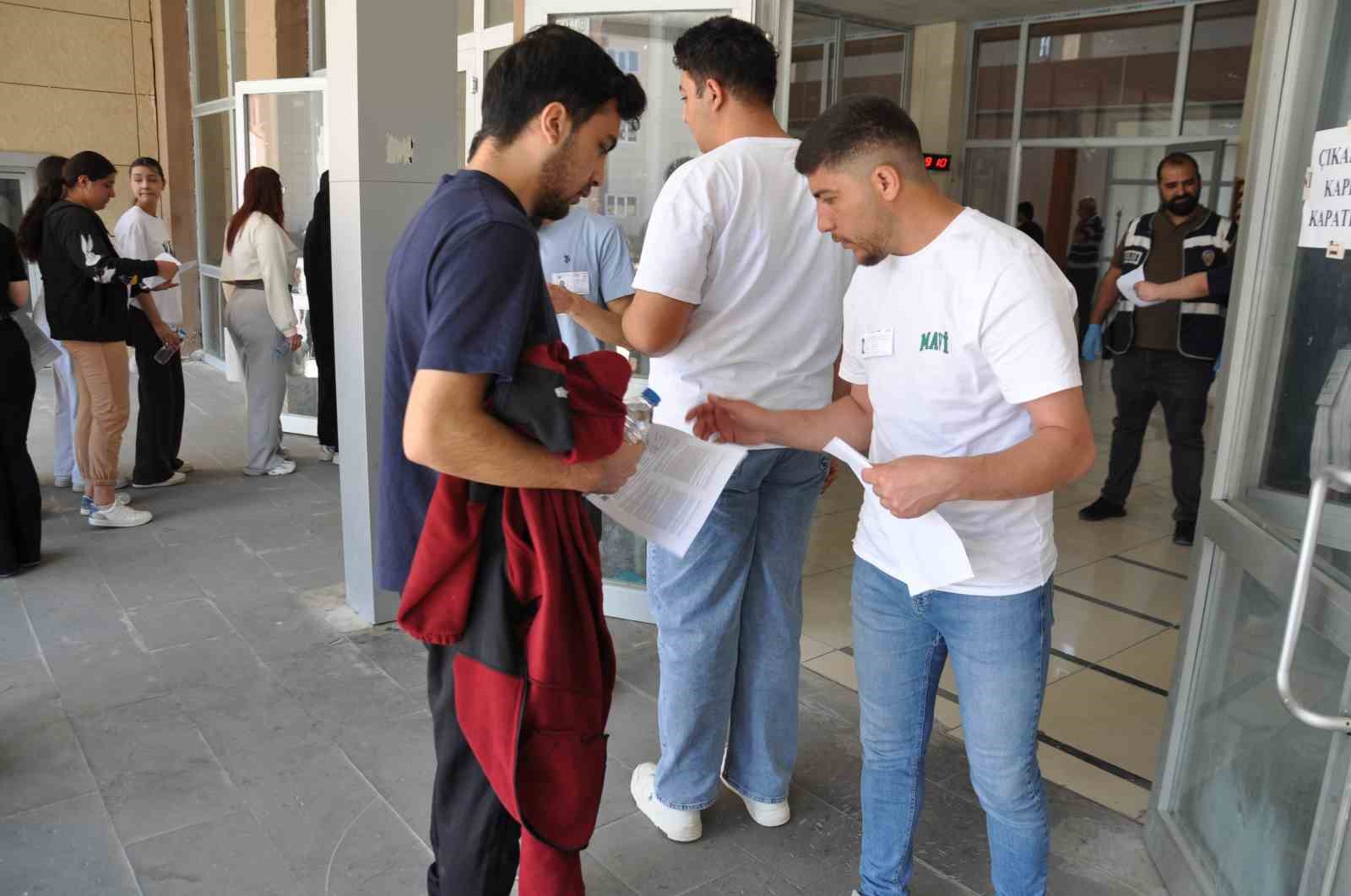 Kars’ta YKS heyecanı: Binlerce aday üniversite hayali için sınav merkezlerine akın etti 10 karsta yks heyecani binlerce aday universite hayali icin sinav merkezlerine akin etti 6 umJlLBvN