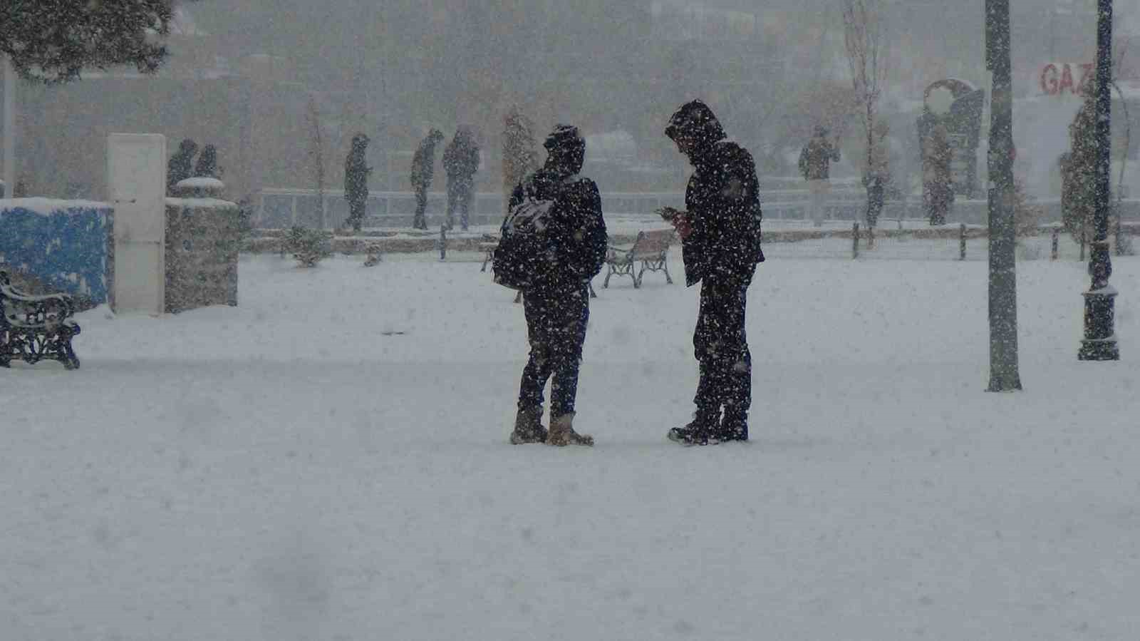 karsta yogun kar yagisi vatandaslar kar altinda halay cekti 0 2QYr9wrP