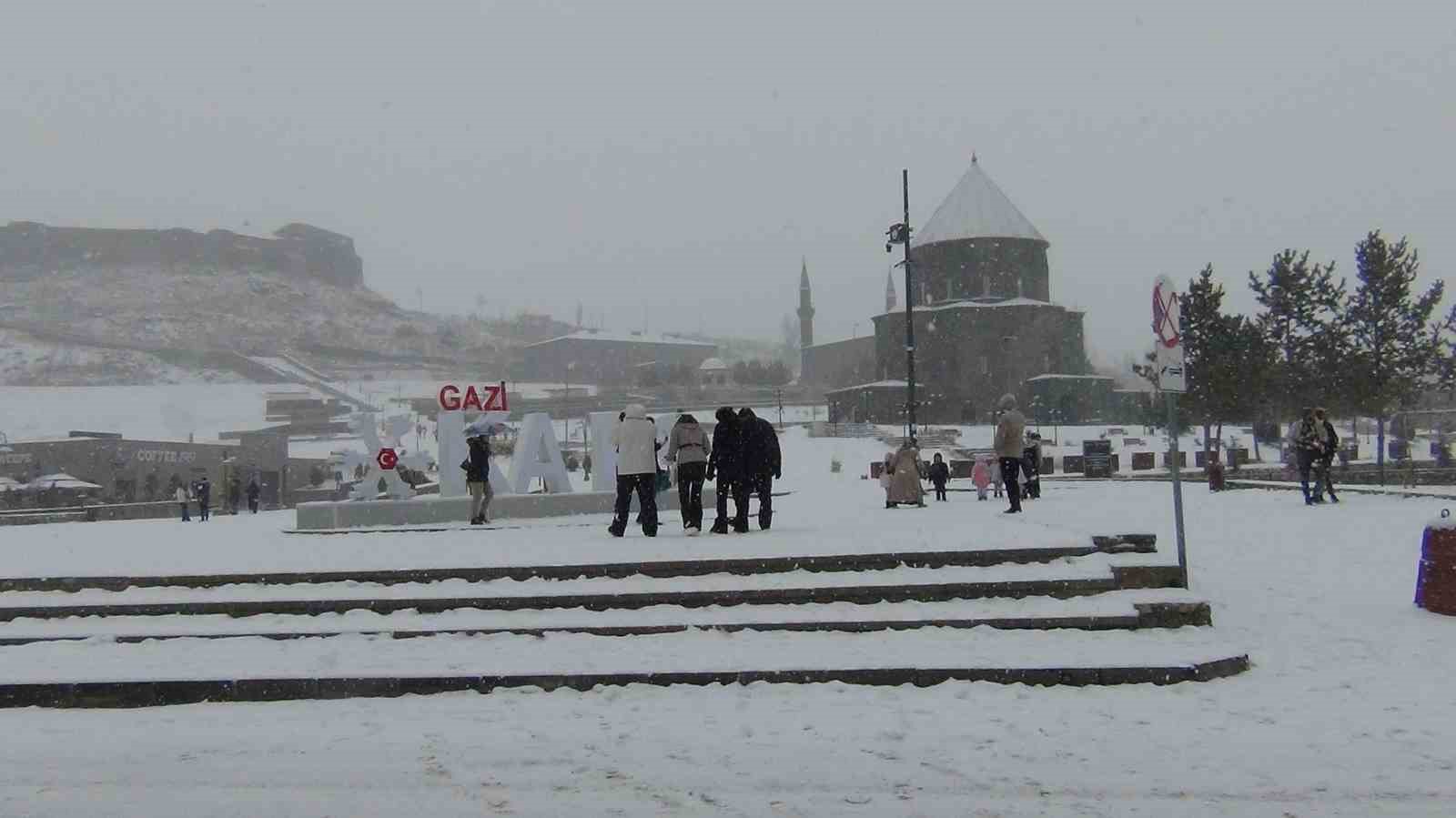 karsta yogun kar yagisi vatandaslar kar altinda halay cekti 3 QMU9vUCT