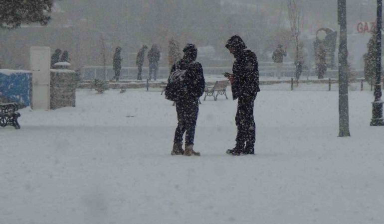 karsta-yogun-kar-yagisi-vatandaslar-kar-altinda-halay-cekti-6fZdjWXy.jpg