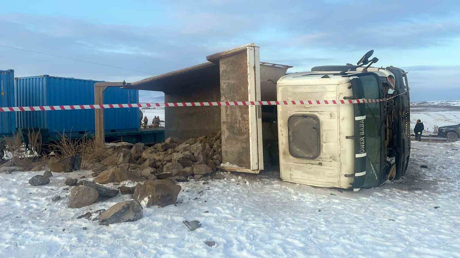 karsta yuk treni kamyon ile carpisti 1 olu 1 rITpnMf6