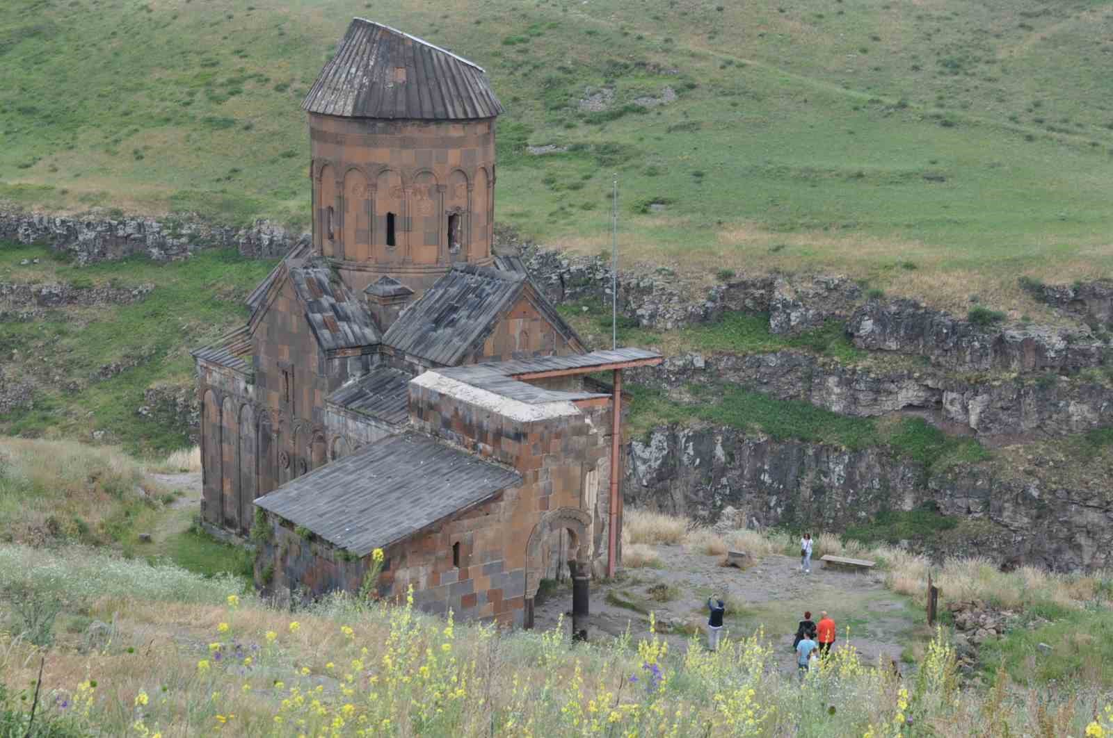 Kars’taki Tarihi Ani Ören Yeri ziyaretçilerini ağırlıyor 4 karstaki tarihi ani oren yeri ziyaretcilerini agirliyor 0 FMhJOWgi