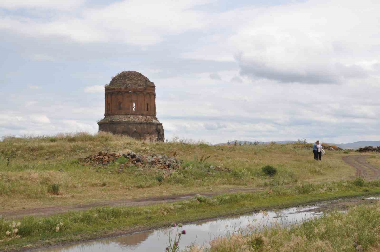 Kars’taki Tarihi Ani Ören Yeri ziyaretçilerini ağırlıyor 8 karstaki tarihi ani oren yeri ziyaretcilerini agirliyor 4 fjZkw73e