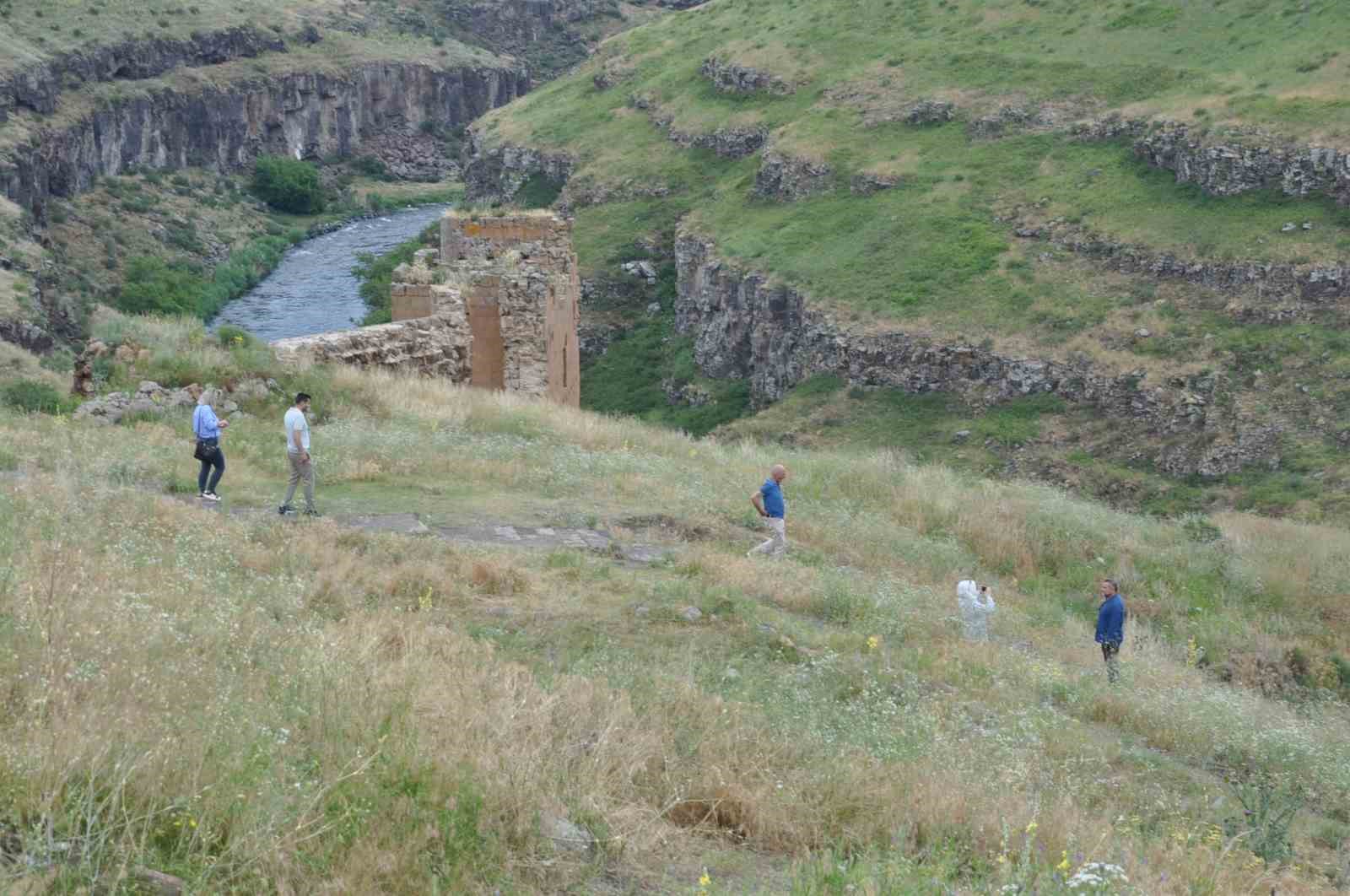 Kars’taki Tarihi Ani Ören Yeri ziyaretçilerini ağırlıyor 10 karstaki tarihi ani oren yeri ziyaretcilerini agirliyor 6 gJlU2hFC