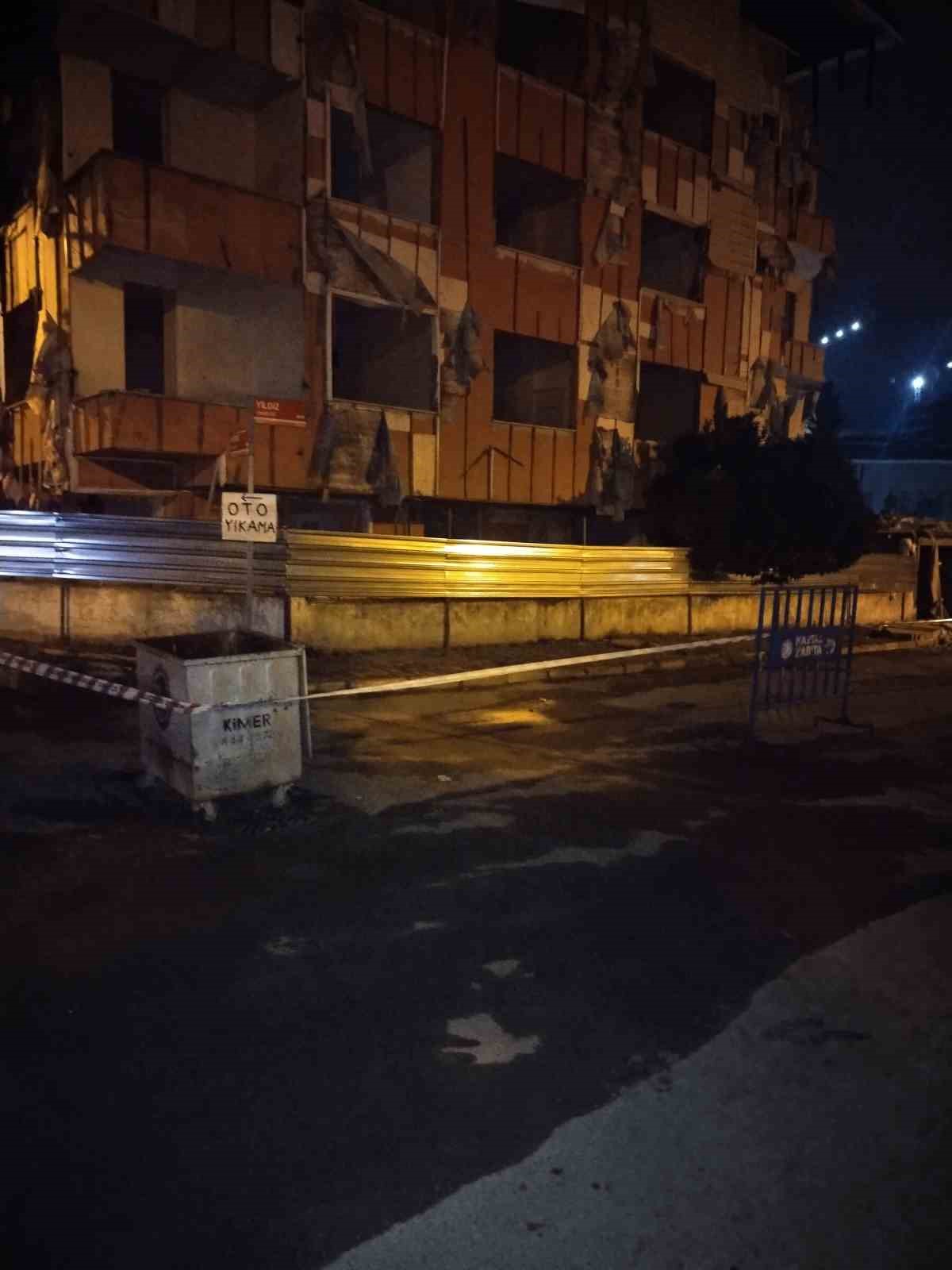 Kartal’da metruk binanın balkonu çöktü 5 kartalda metruk binanin balkonu coktu 1 CM49O5RU