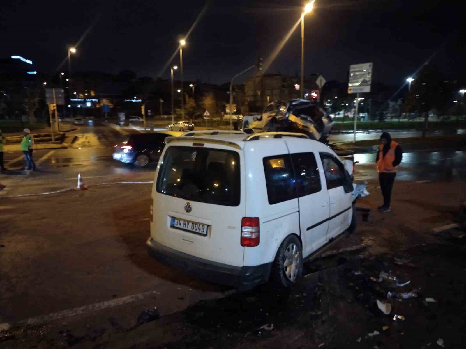 kartalda sahil yolunda hafif ticari arac park halindeki otomobile carpti 4 yarali 1 5eees9tY