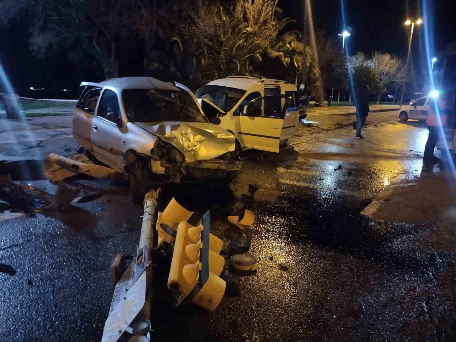 kartalda sahil yolunda hafif ticari arac park halindeki otomobile carpti 4 yarali 2 2q6yCE83