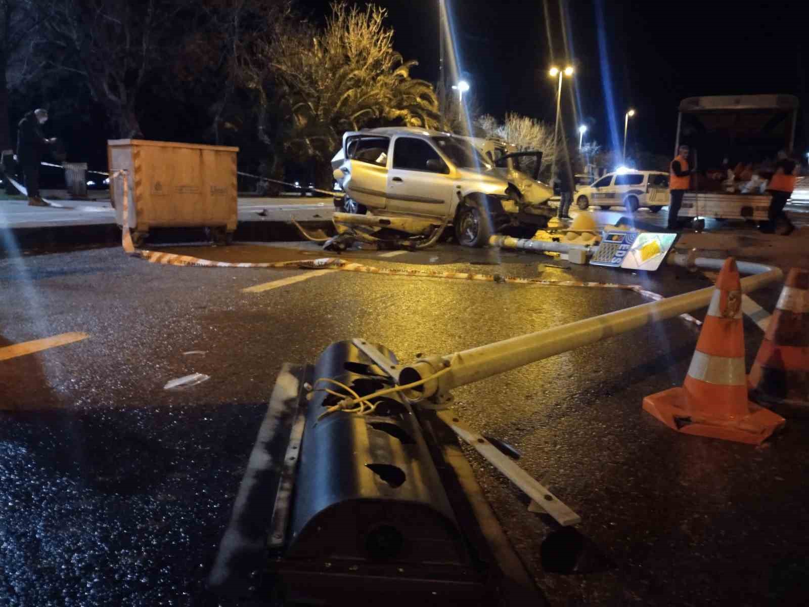 kartalda sahil yolunda hafif ticari arac park halindeki otomobile carpti 4 yarali 3 CInE3cUh