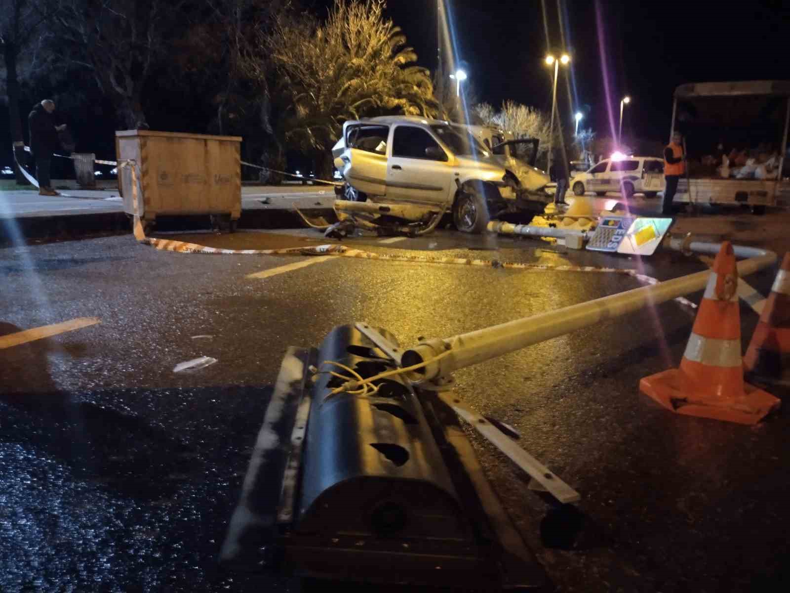 kartalda sahil yolunda hafif ticari arac park halindeki otomobile carpti 4 yarali 4 ngrnMzAL