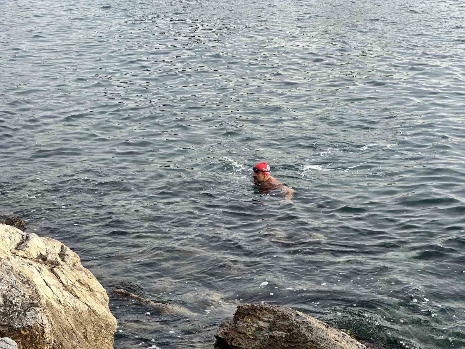kartalda usuten manzara iki arkadas sogukta denize girdi 1 Zcu3pLXA