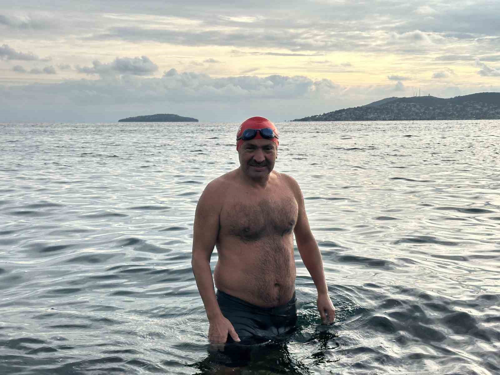 kartalda usuten manzara iki arkadas sogukta denize girdi 2 EY6ApgS8