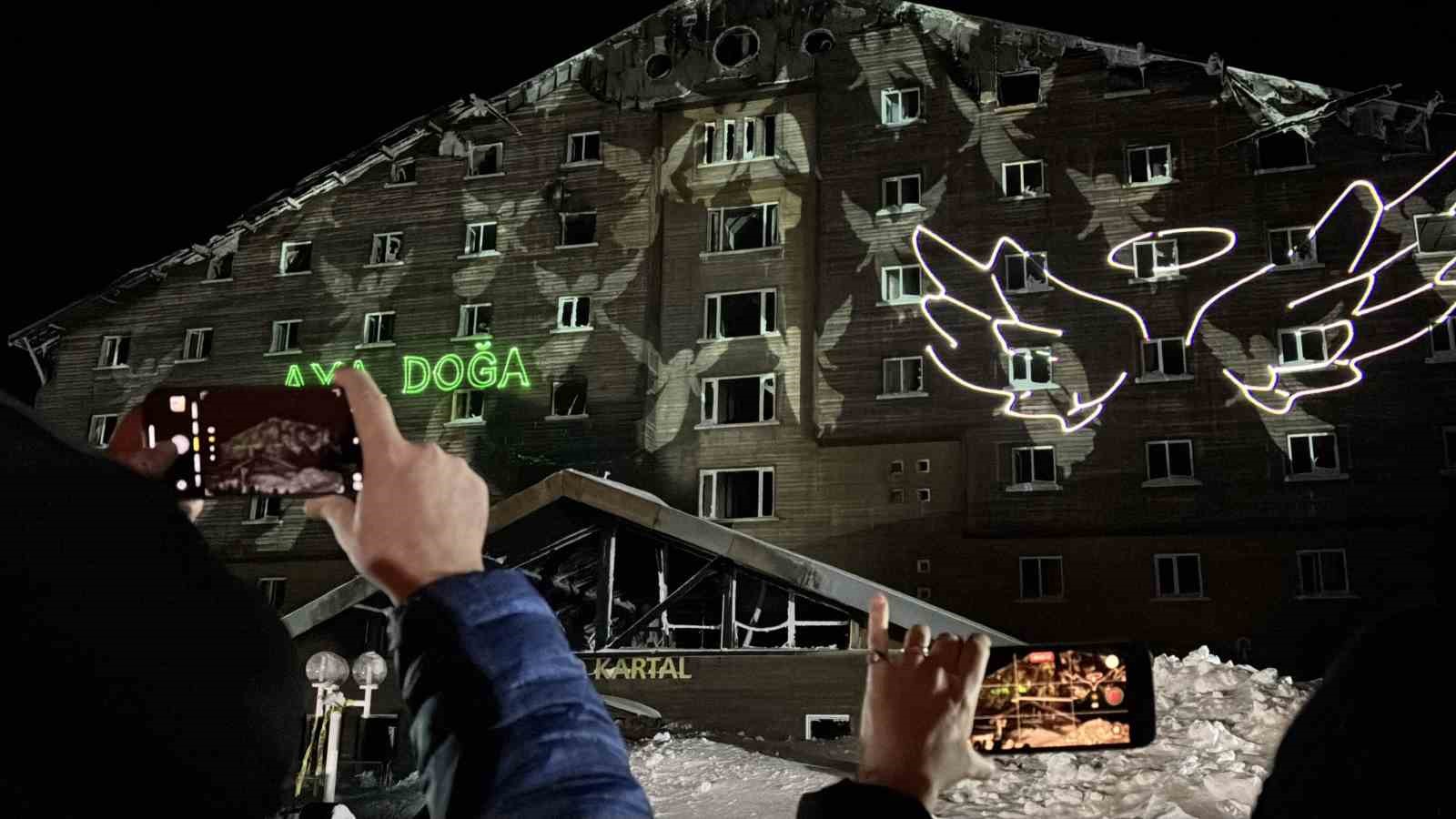 kartalkaya yangin faciasinin birinci yildonumunde acili aileler otel onunde bir araya geldi 12 qGKVWXqy