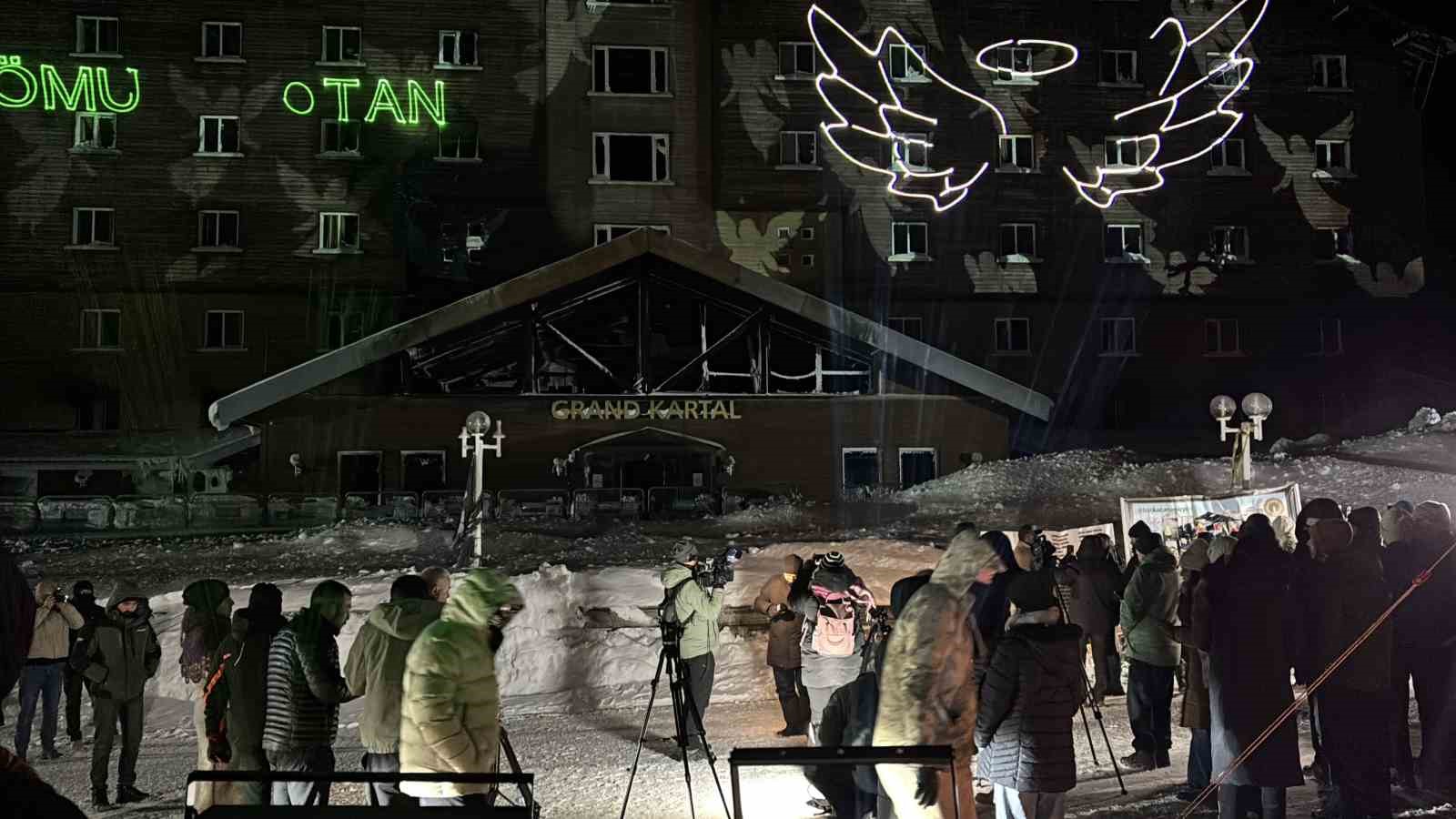 kartalkaya yangin faciasinin birinci yildonumunde acili aileler otel onunde bir araya geldi 13 f7h9Nufk