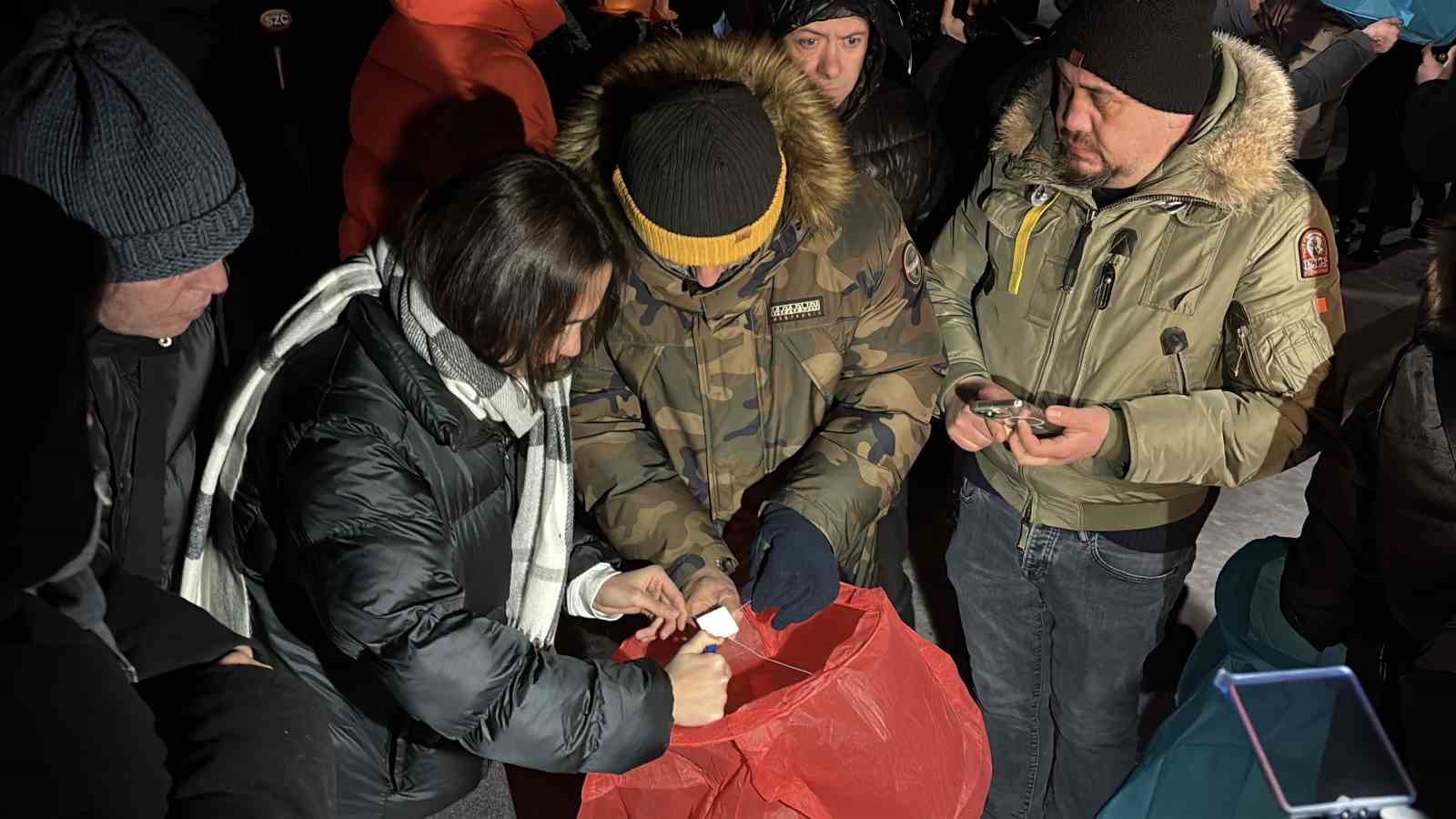 kartalkaya yangin faciasinin birinci yildonumunde acili aileler otel onunde bir araya geldi 14
