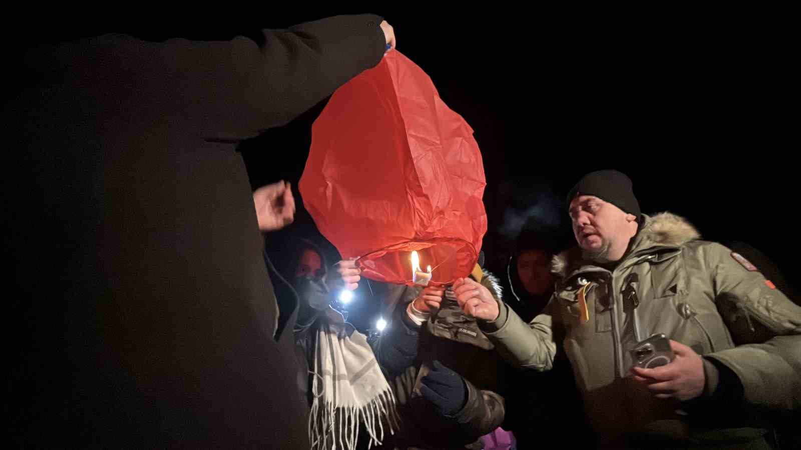 kartalkaya yangin faciasinin birinci yildonumunde acili aileler otel onunde bir araya geldi 16