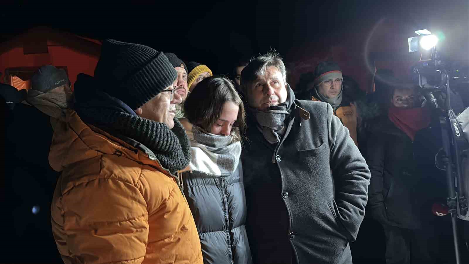 kartalkaya yangin faciasinin birinci yildonumunde acili aileler otel onunde bir araya geldi 19 DdUtzFO2