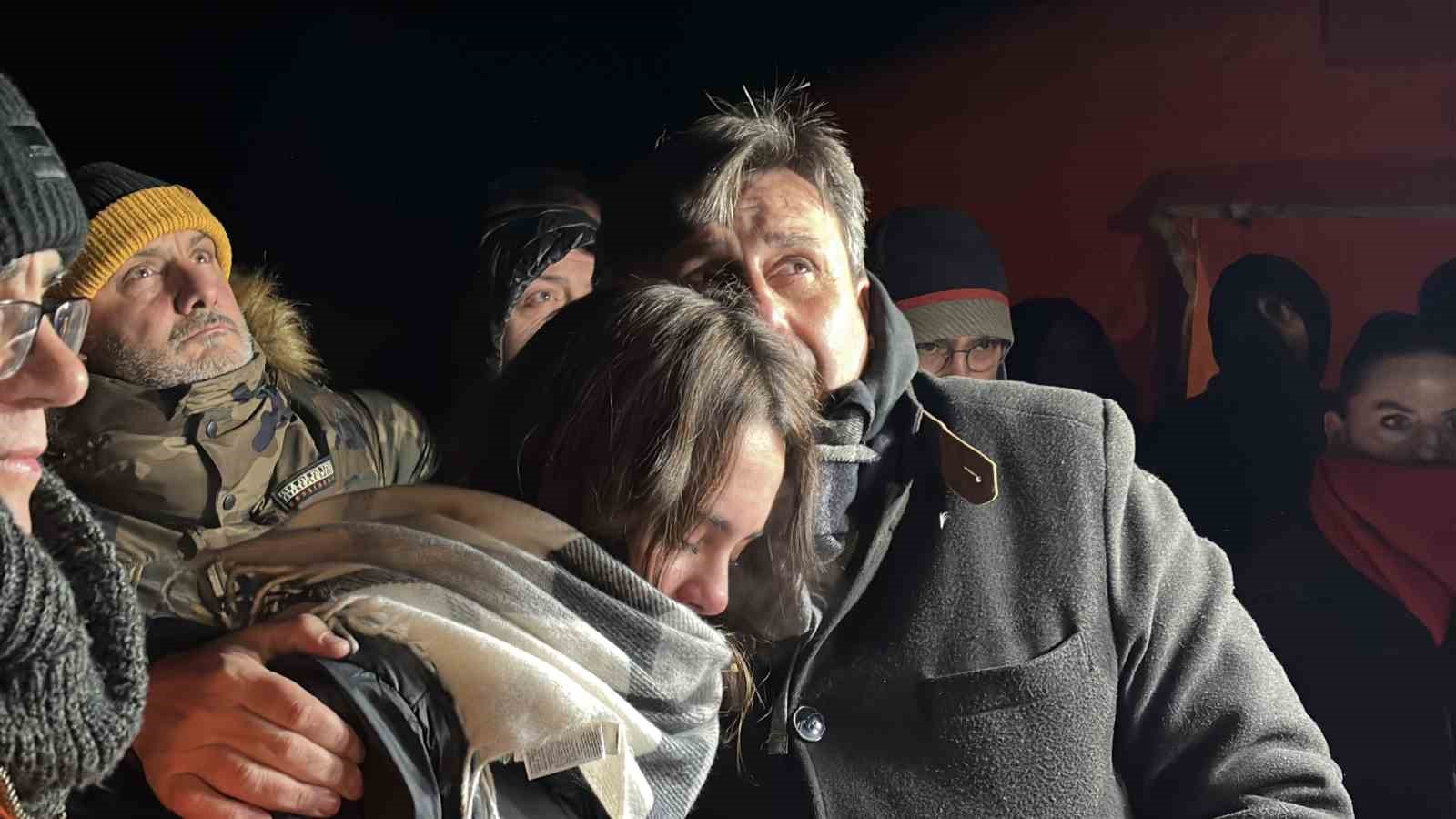kartalkaya yangin faciasinin birinci yildonumunde acili aileler otel onunde bir araya geldi 21