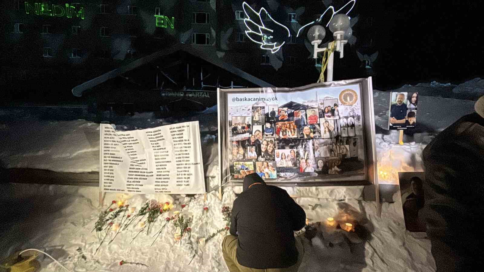 kartalkaya yangin faciasinin birinci yildonumunde acili aileler otel onunde bir araya geldi 7 ADMhIPzK