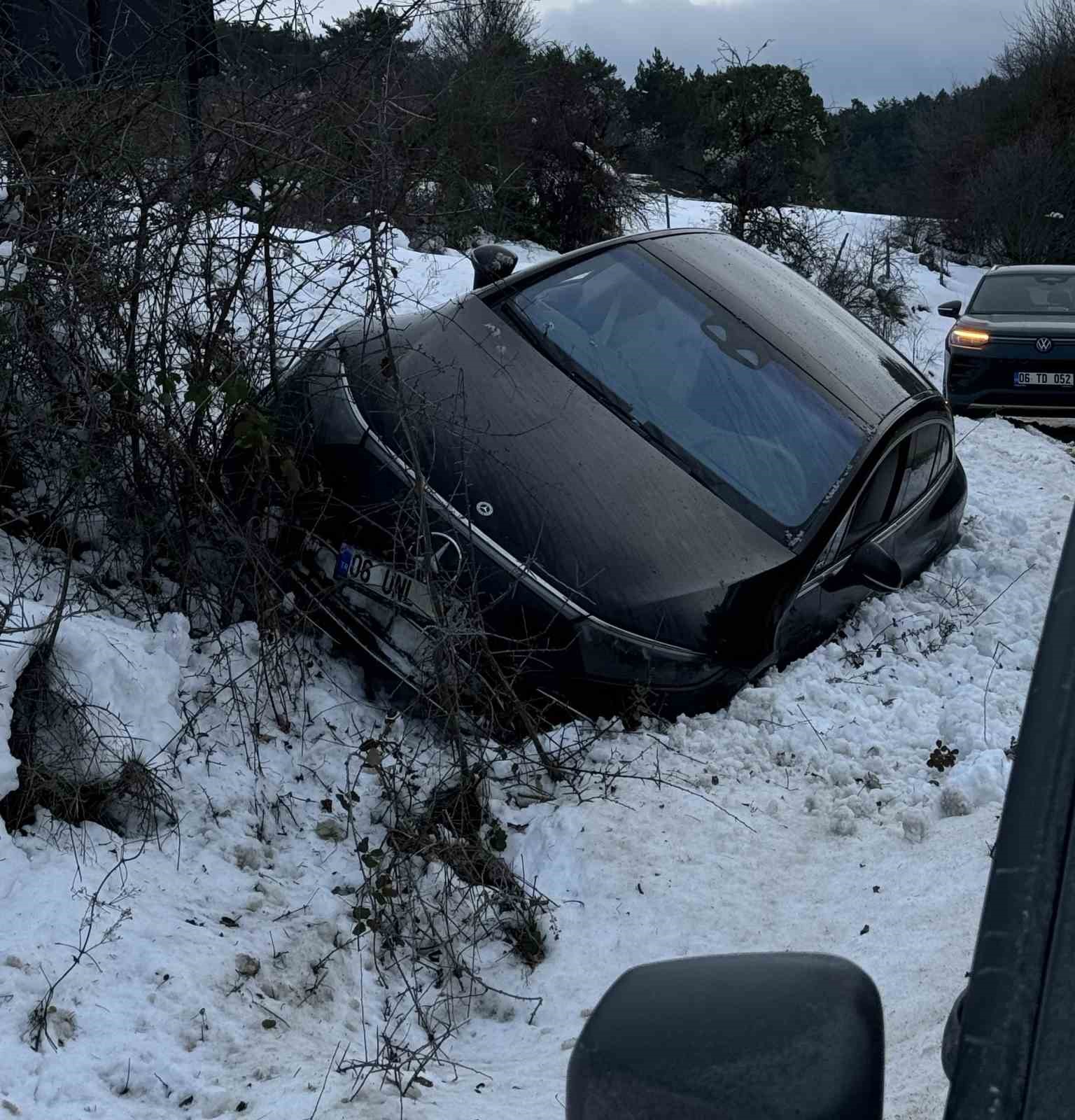 kartalkaya yolunda luks arac kara saplandi 2 RRFNAUdU