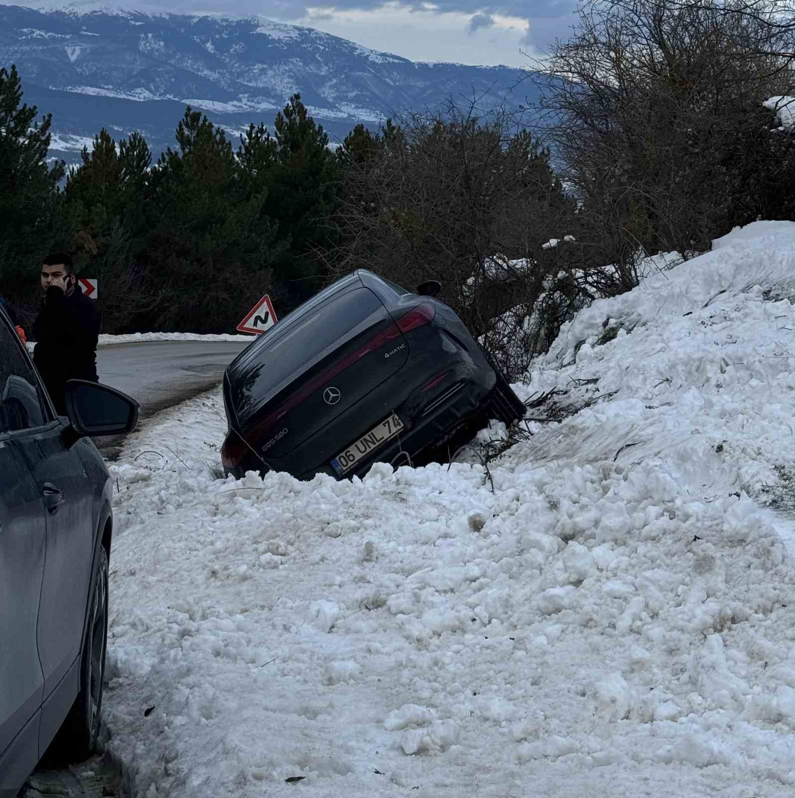 kartalkaya yolunda luks arac kara saplandi 3 k7Hl3neu