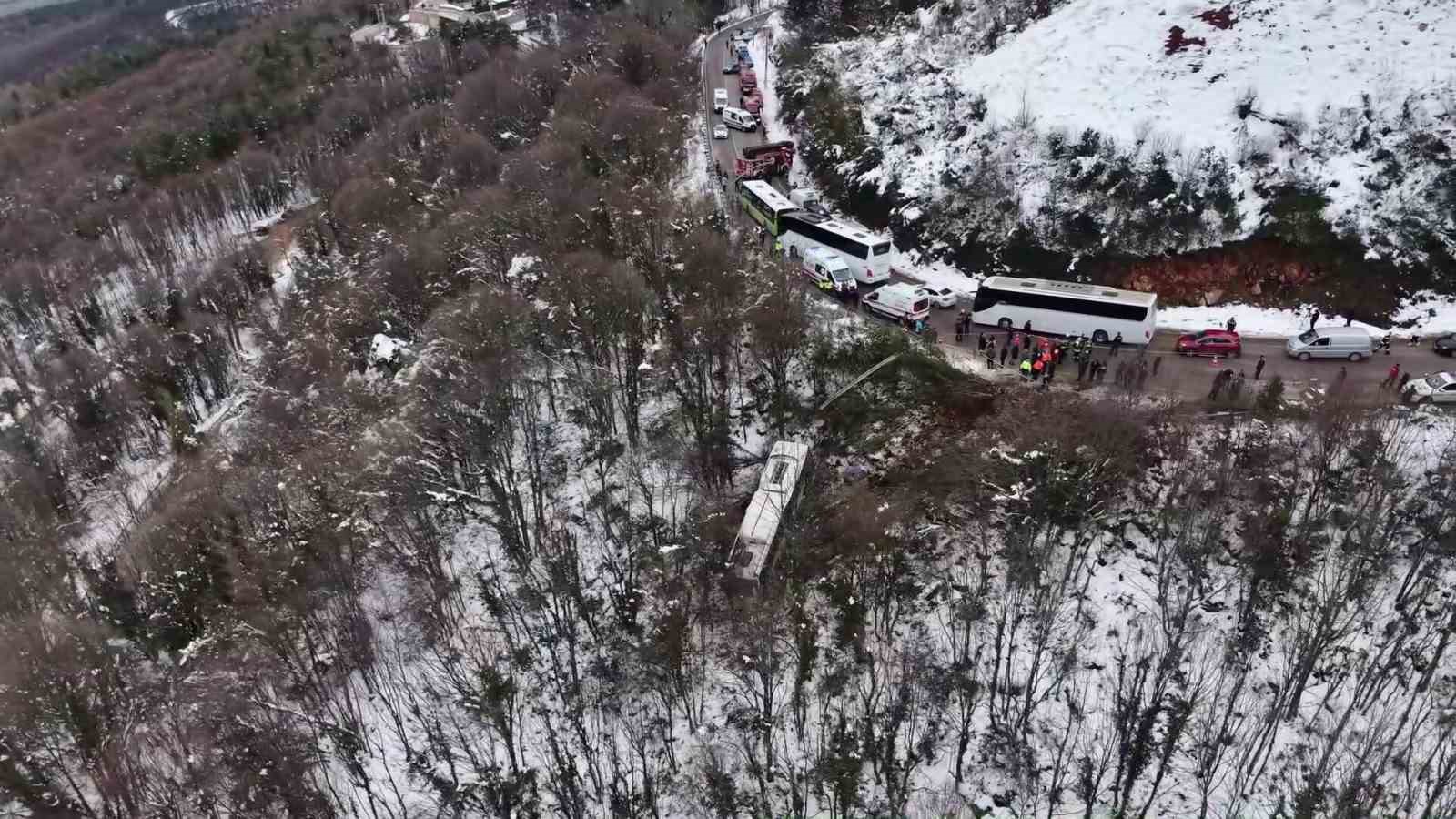 kartepenin zirvesinden inerken otobus sarampole uctu 22 yarali 0 Mq2FrmEw