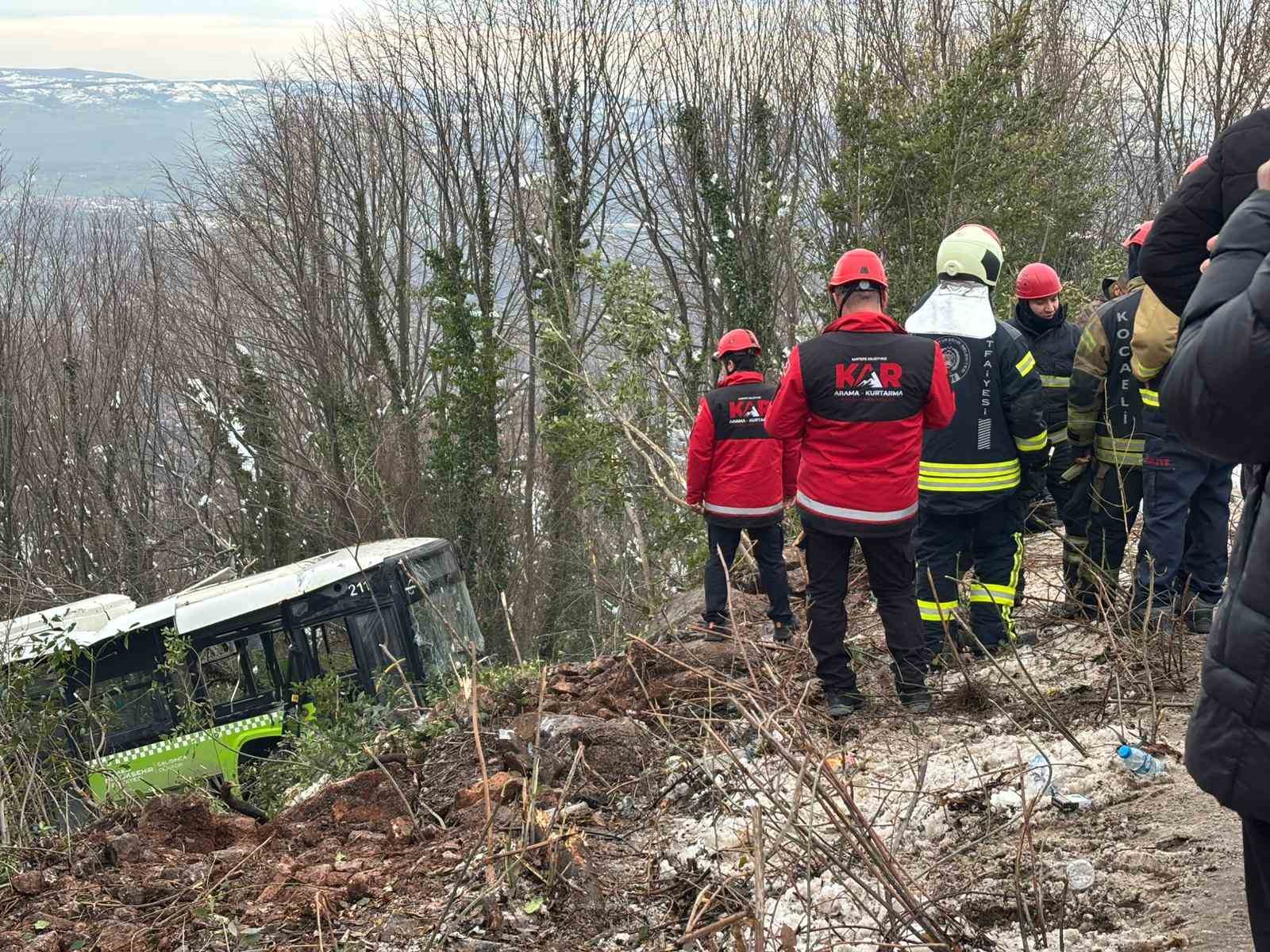 kartepenin zirvesinden inerken otobus sarampole uctu 22 yarali 7 Ks4rilpf
