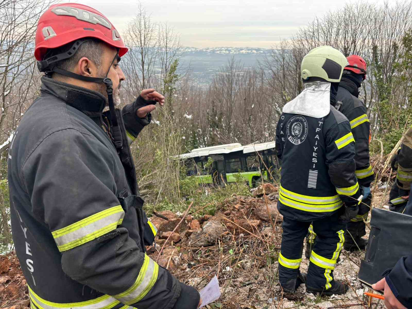 kartepenin zirvesinden inerken otobus sarampole uctu 22 yarali 8 ZwFStM1z