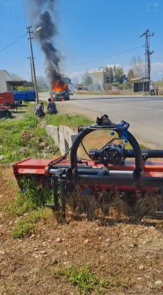 Karton yüklü kamyonet seyir halindeyken yandı 5 karton yuklu kamyonet seyir halindeyken yandi 1 rZGIiv32