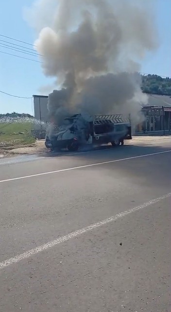 Karton yüklü kamyonet seyir halindeyken yandı 6 karton yuklu kamyonet seyir halindeyken yandi 2