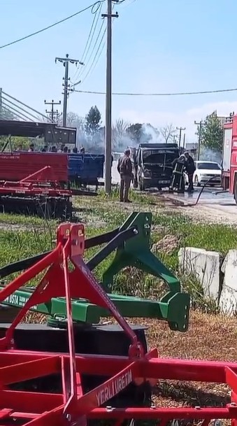 Karton yüklü kamyonet seyir halindeyken yandı 7 karton yuklu kamyonet seyir halindeyken yandi 3 O6JmjXSa