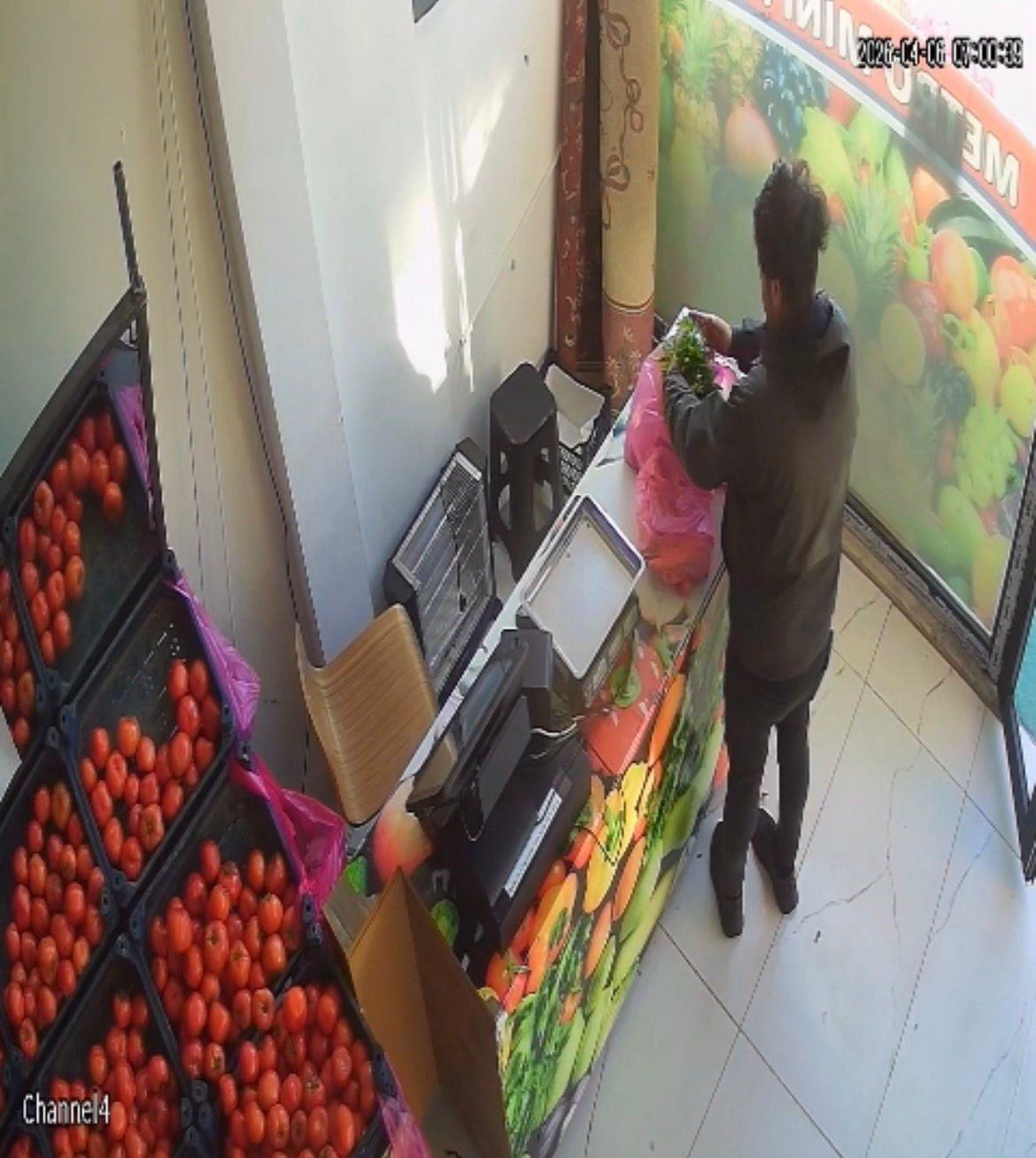 kasada kimse yokken alisverisini yapti parasini birakip gitti o anlar kamerada 1 6hj2wVsc