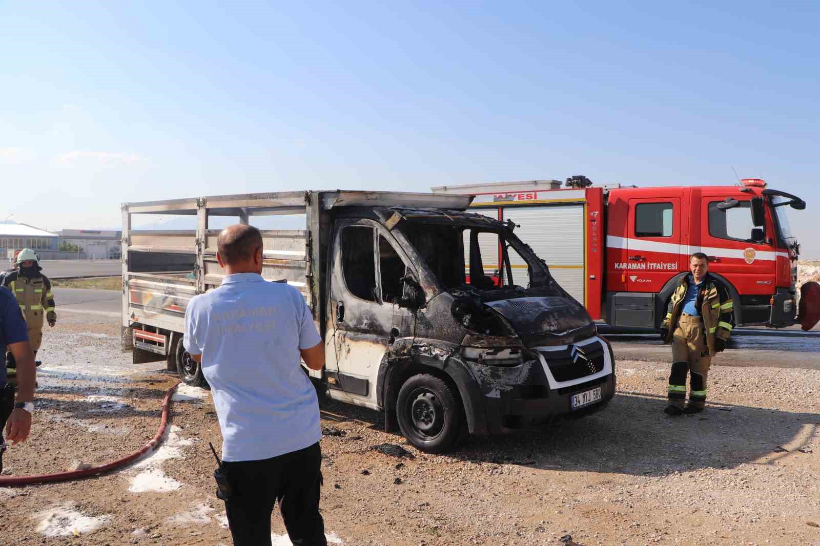Kasasındaki atık malzemeler tutuşan kamyonet yanarak demir yığınına döndü 4 kasasindaki atik malzemeler tutusan kamyonet yanarak demir yiginina dondu 0 yvf8wOlA