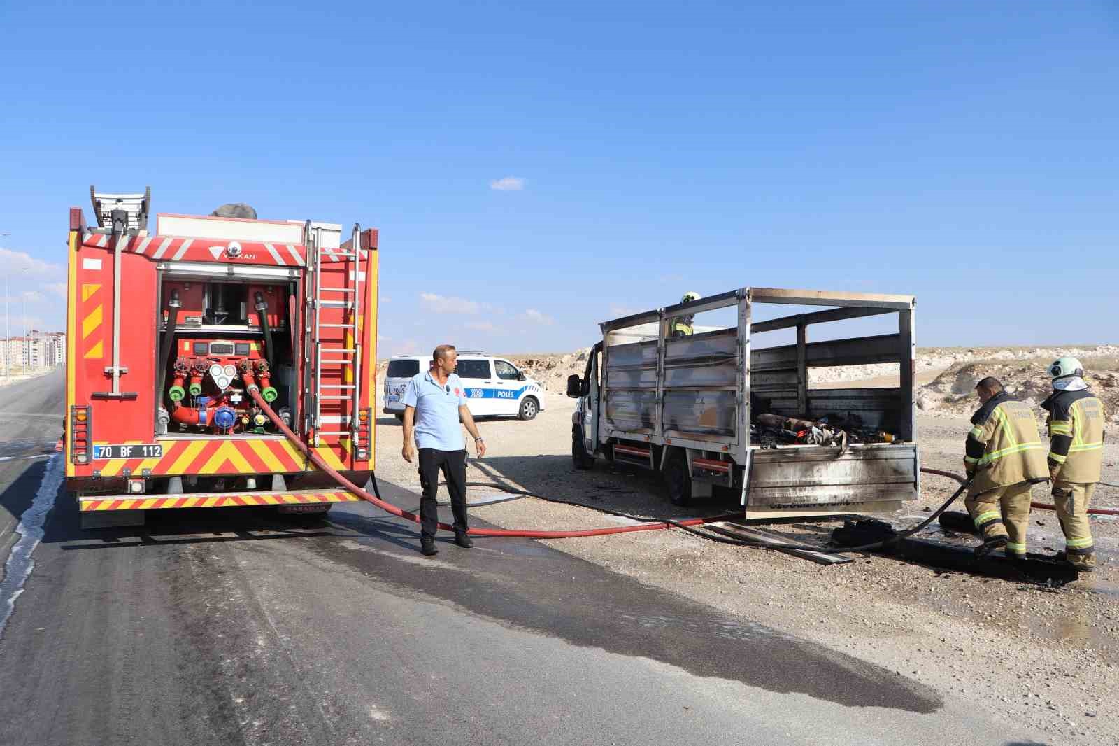 Kasasındaki atık malzemeler tutuşan kamyonet yanarak demir yığınına döndü 7 kasasindaki atik malzemeler tutusan kamyonet yanarak demir yiginina dondu 3 2TdfQnQ2
