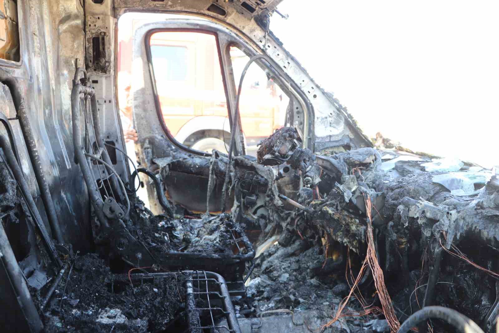Kasasındaki atık malzemeler tutuşan kamyonet yanarak demir yığınına döndü 8 kasasindaki atik malzemeler tutusan kamyonet yanarak demir yiginina dondu 4 8BcrM7C6