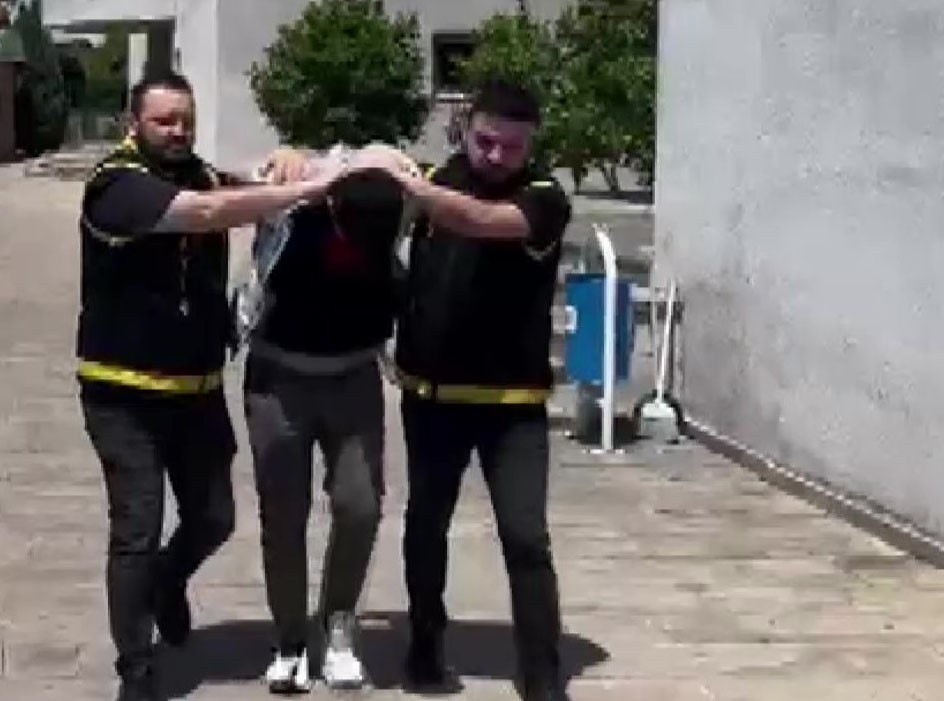 kaskini cikarinca yakayi ele veren hirsiz borclarim vardi 2 GhvagnwY