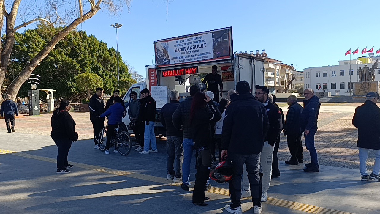 kaskini kiz arkadasina verdigi kazada hayatini kaybeden motosiklet surucusu icin lokma dagitildi 1 r3q9iSzA