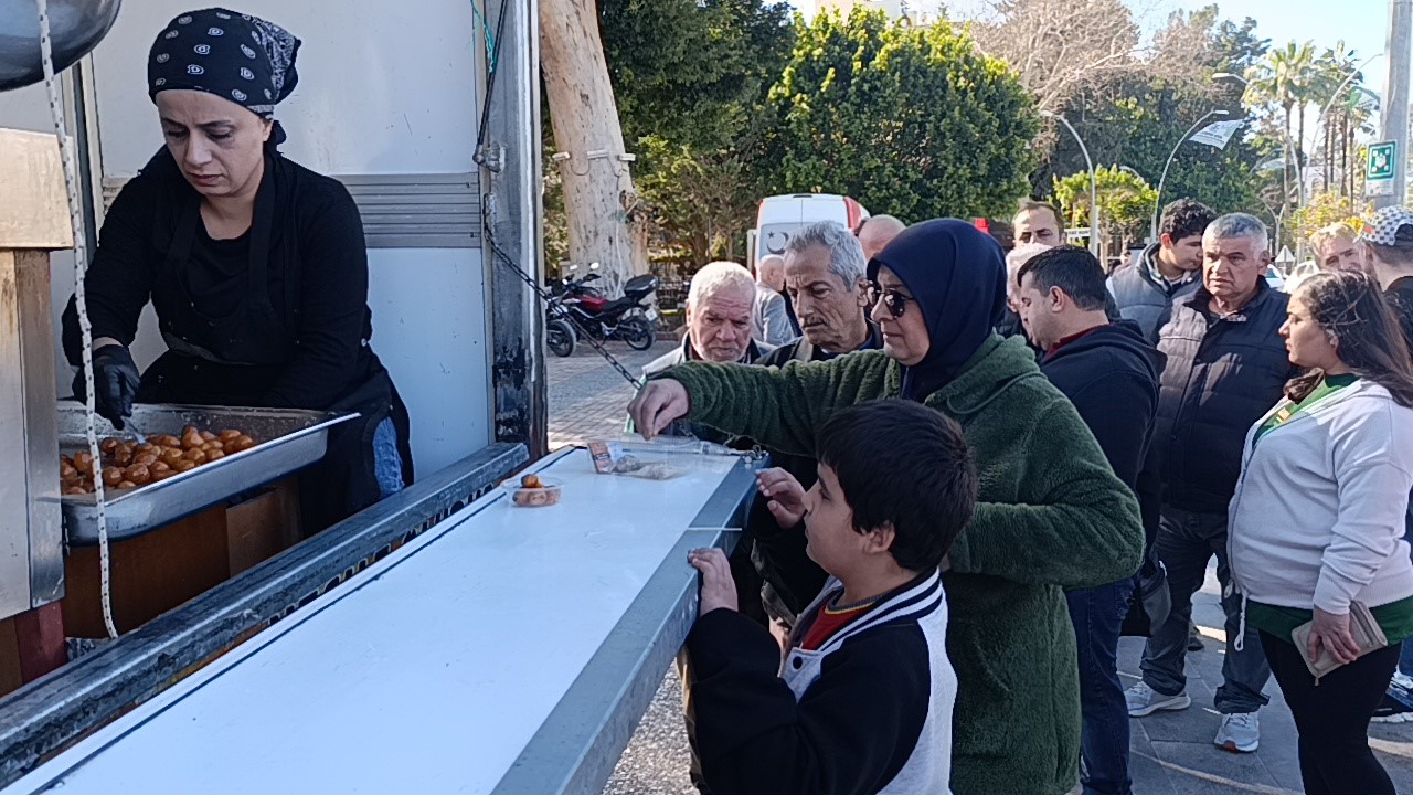 kaskini kiz arkadasina verdigi kazada hayatini kaybeden motosiklet surucusu icin lokma dagitildi 4 6PZZ96wv