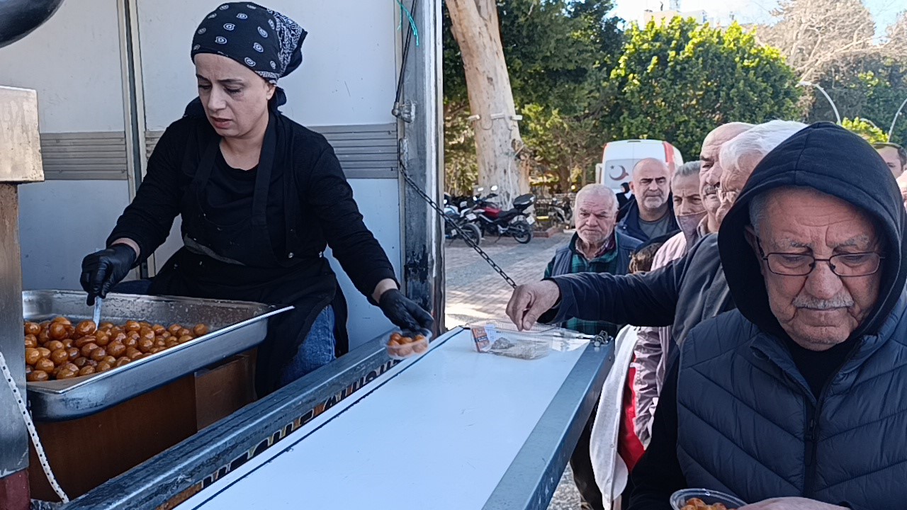 kaskini kiz arkadasina verdigi kazada hayatini kaybeden motosiklet surucusu icin lokma dagitildi 5 5L2pZPuL