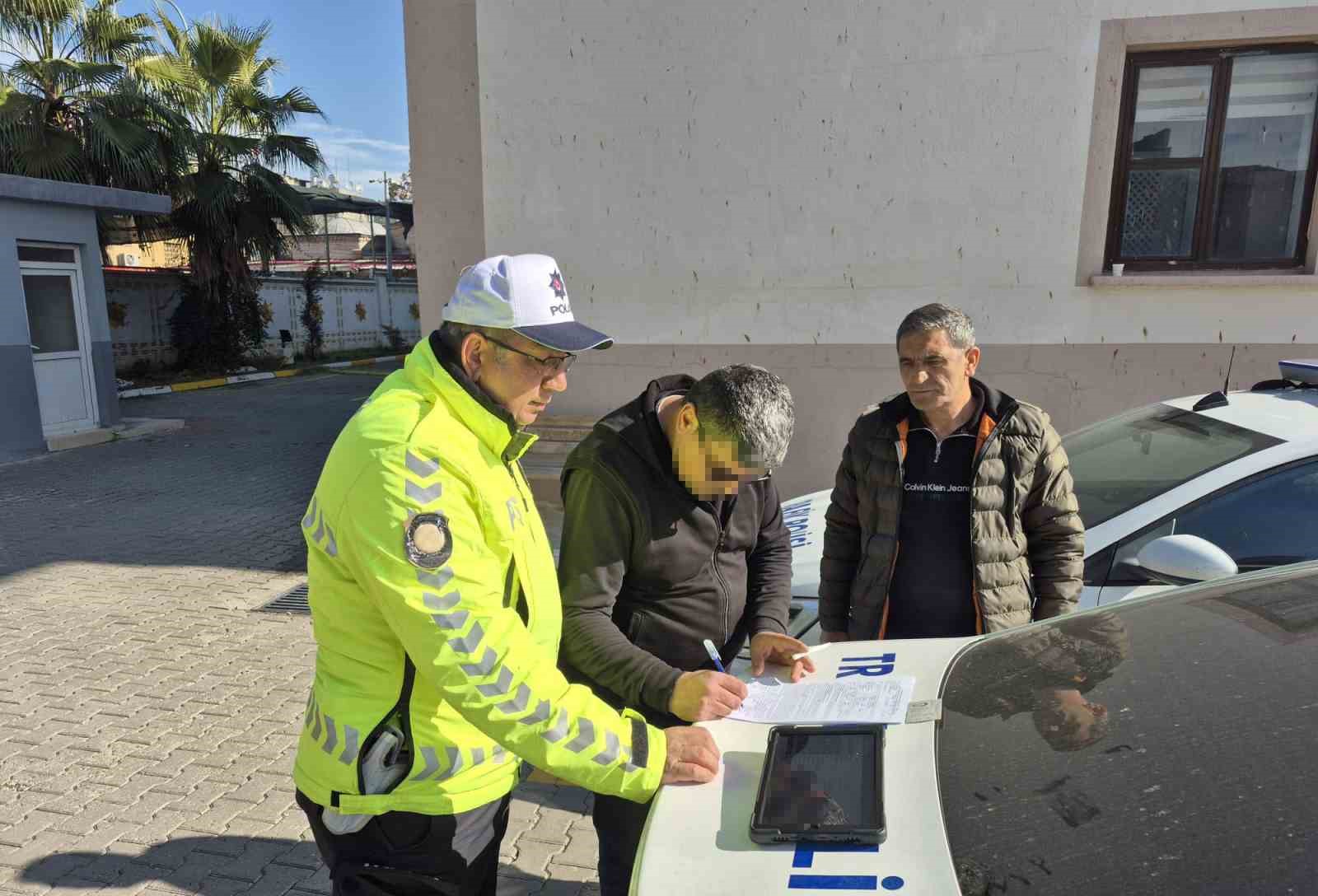 Kaskla servis aracının camını kıran motosikletlinin ehliyetine el konuldu 4 kaskla servis aracinin camini kiran motosikletlinin ehliyetine el konuldu 0 usX5tJa7