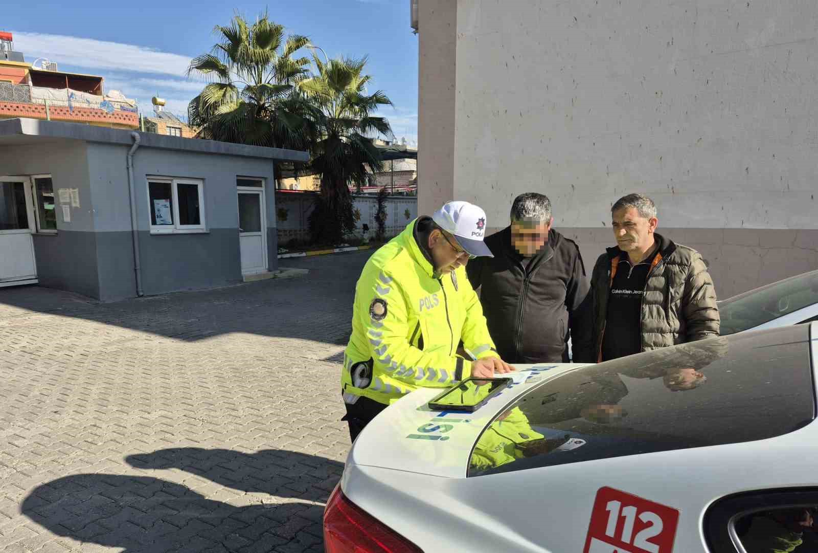 Kaskla servis aracının camını kıran motosikletlinin ehliyetine el konuldu 5 kaskla servis aracinin camini kiran motosikletlinin ehliyetine el konuldu 1