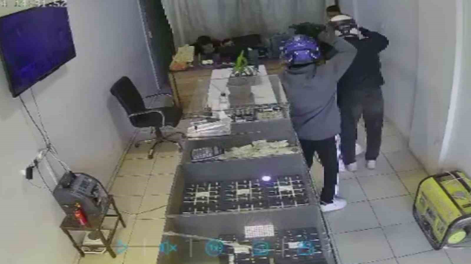 Kasklı hırsızlar tarafından 20 yıllık emeği olan 22 milyon TL’lik altını 3 dakikada çalınan kuyumcu, altınlarını teslim alıp ülkesine döndü 7 kaskli hirsizlar tarafindan 20 yillik emegi olan 22 milyon tllik altini 3 dakikada calinan daMuCYVd