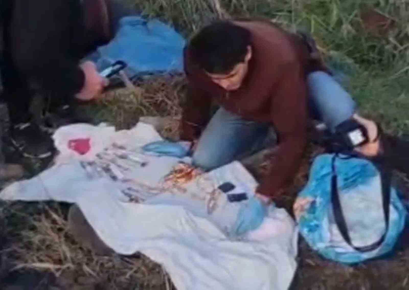 Kasklı hırsızlar tarafından 20 yıllık emeği olan 22 milyon TL’lik altını 3 dakikada çalınan kuyumcu, altınlarını teslim alıp ülkesine döndü 5 kaskli hirsizlar tarafindan 20 yillik emegi olan 22 milyon tllik altini 3 dakikada calinan rfa9vUEp
