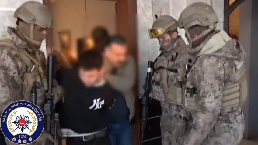 Kasklı hırsızlar tarafından 20 yıllık emeği olan 22 milyon TL’lik altını 3 dakikada çalınan kuyumcu, altınlarını teslim alıp ülkesine döndü 6 kaskli hirsizlar tarafindan 20 yillik emegi olan 22 milyon tllik altini 3 dakikada calinan uXm3VEhi