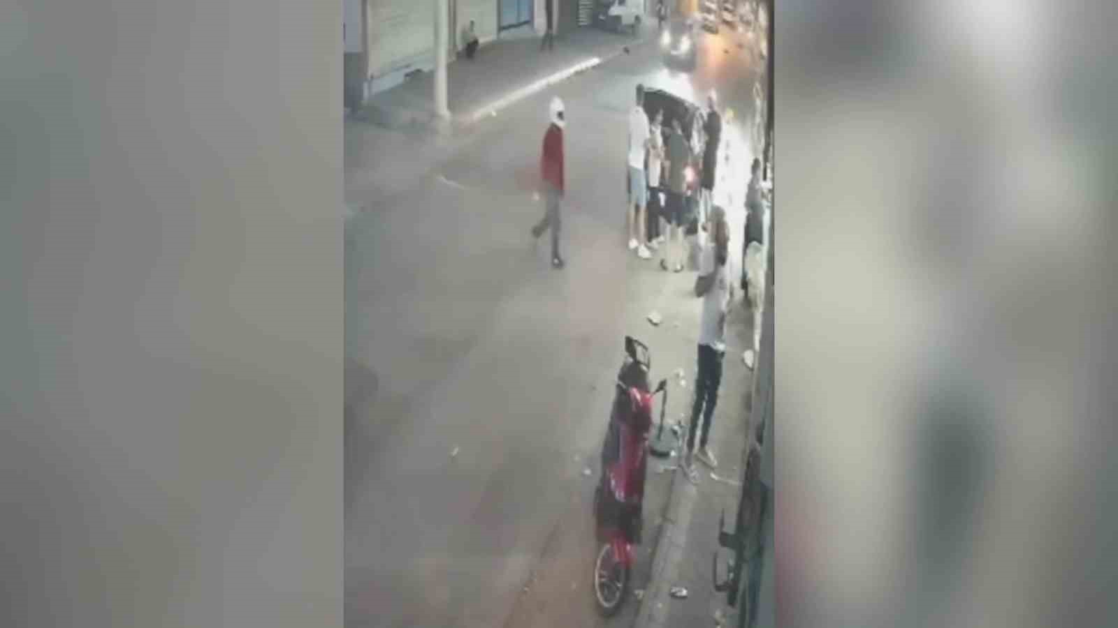 Kasklı saldırgan iş yerini kurşunladı: 1 yaralı 5 kaskli saldirgan is yerini kursunladi 1 yarali 1 S46BlFJM