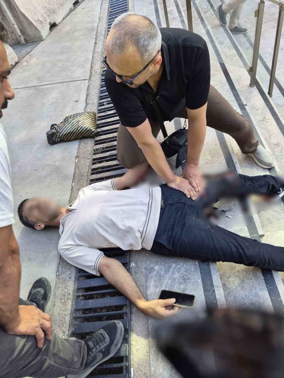 kaskli saldirgan kovaladigi sahsi bacagindan vurup kacti 0